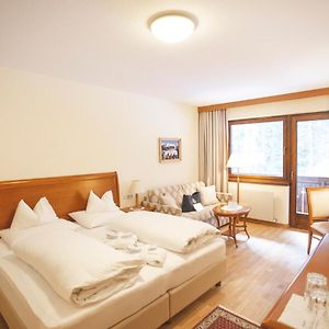 Zimmer mit Kingsize-Bett